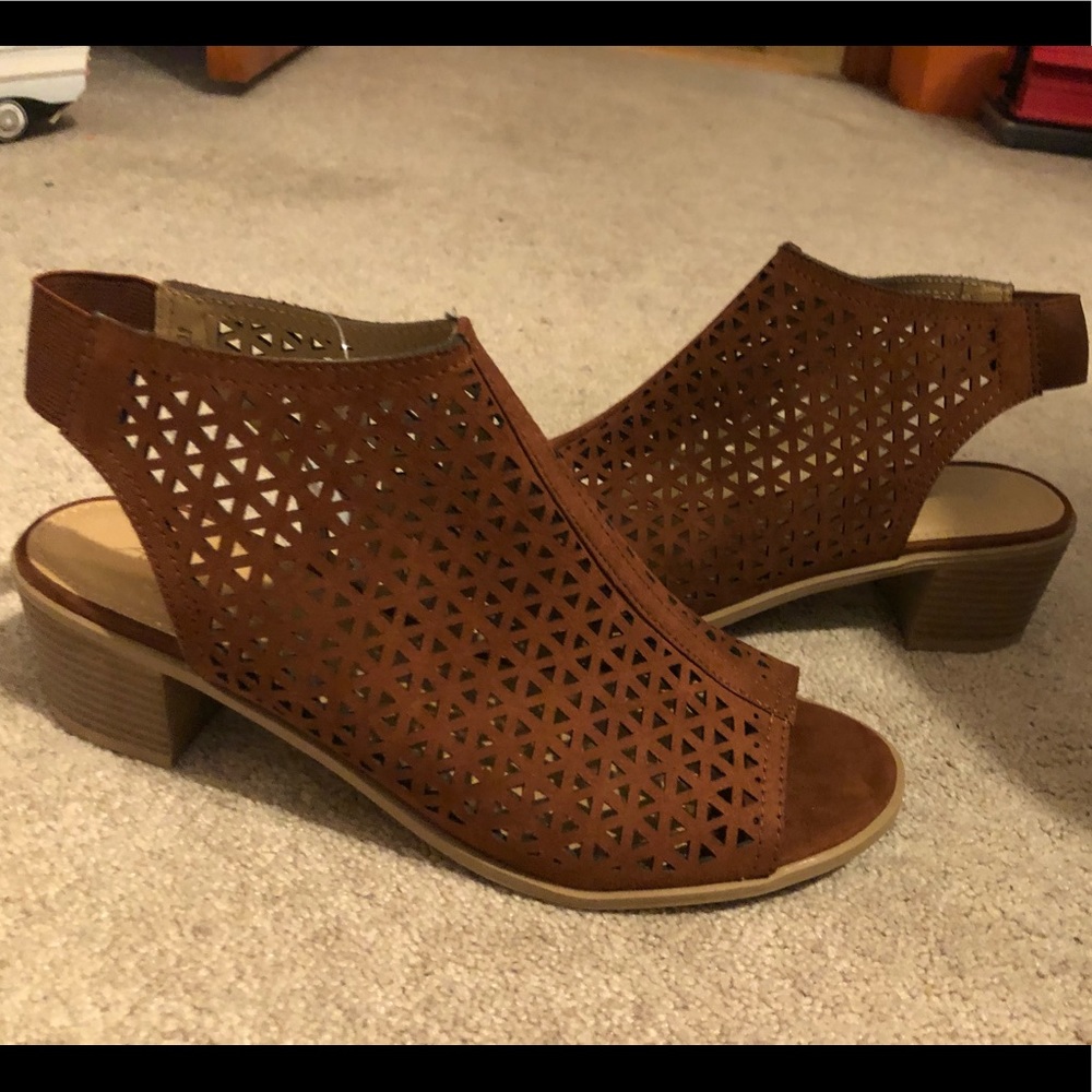 American Eagle peep toe sling back Sandal.